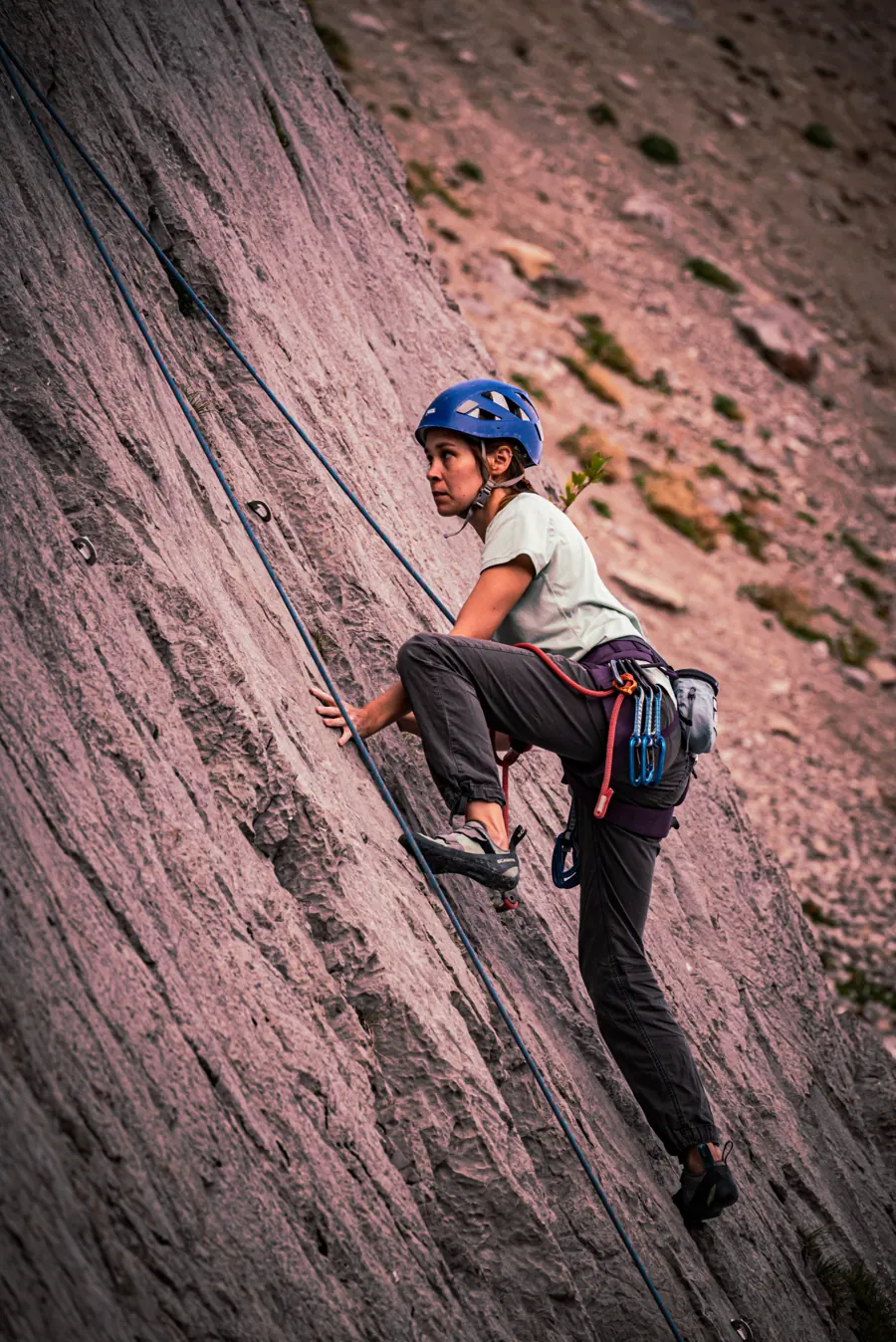 Klettern am Fels mit blauem Helm