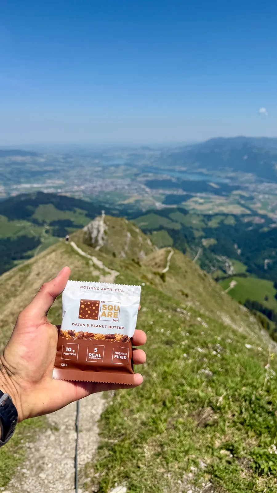 Ein Riegel von The Square Bar auf einem Berggrat