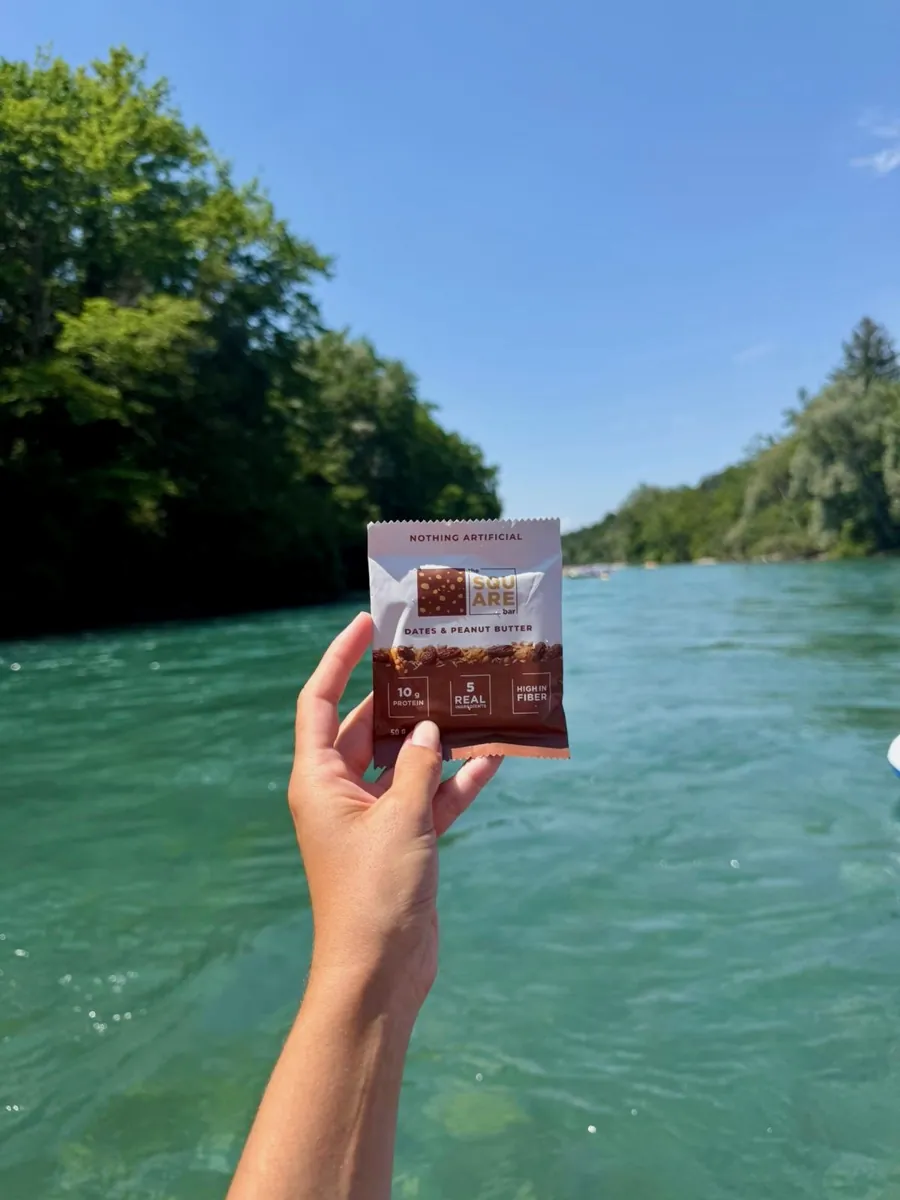 Ein Riegel von The Square Bar an einem Fluss