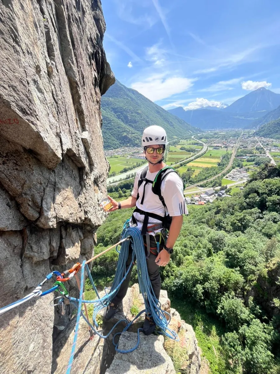 Pause auf einem Klettersteig mit Blick ins Tal